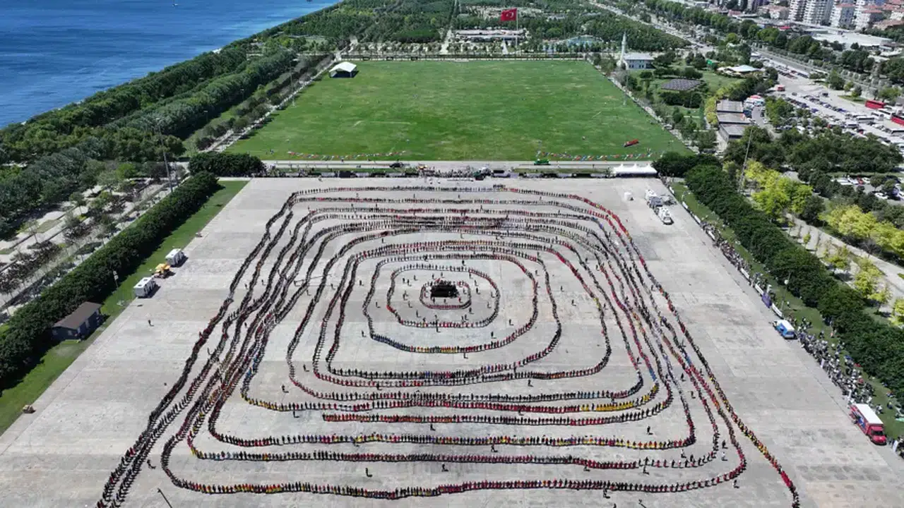İstanbul'da 5 bin kişi aynı anda horon oynayarak, Guinness rekoru kırdı