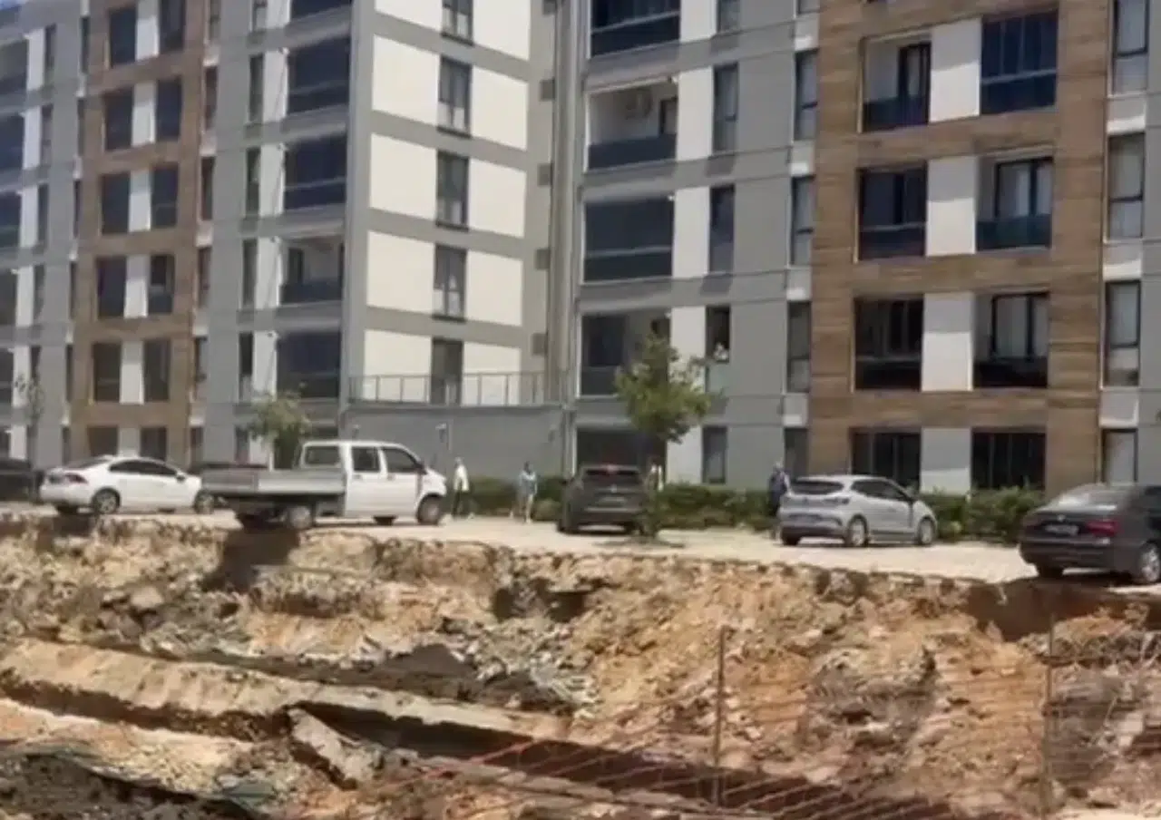 Bursa'da inşaatın yanındaki istinat duvarı çöktü