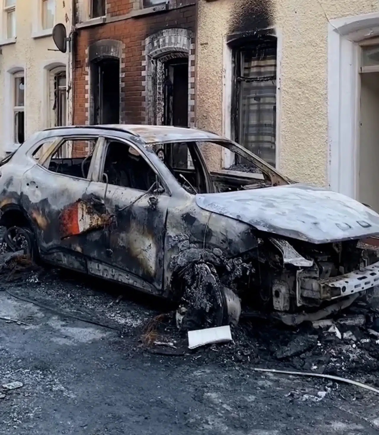 Kuzey İrlanda'da göçmen karşıtı olaylar ikinci gecede de sürdü