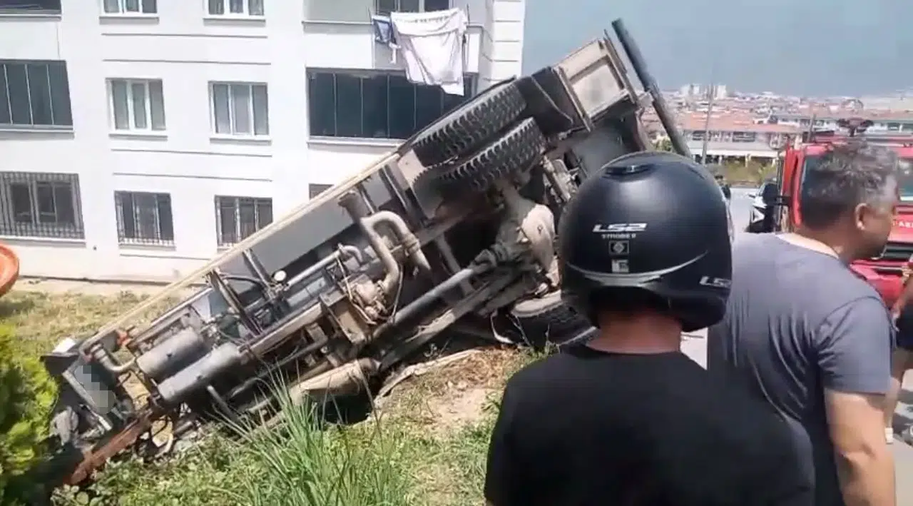 Bursa'da korkutan kaza: Tanker site bahçesine devrildi