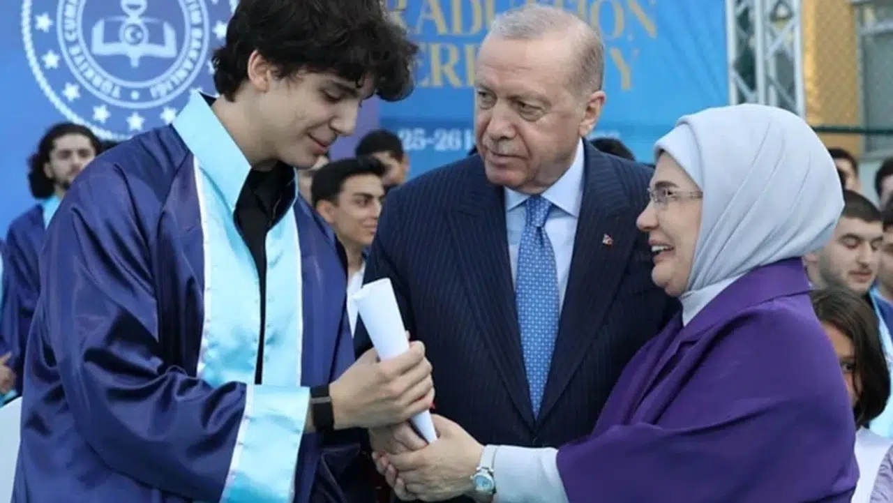 Cumhurbaşkanı Erdoğan, torunu Ömer Tayyip Erdoğan'ın mezuniyet sevincine ortak oldu