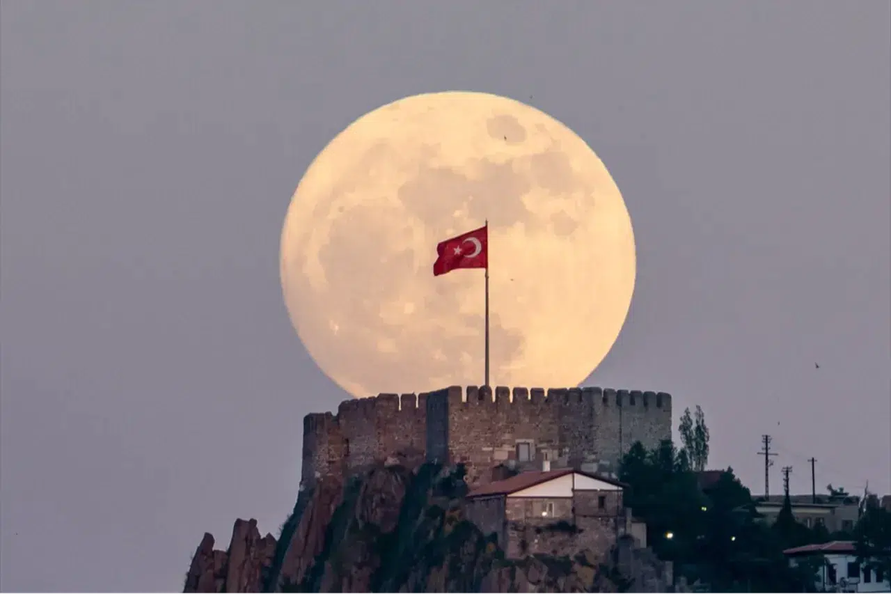 Çilek dolunayı 2026 ne zaman, Türkiye'de görülecek mi? Saat ve tarih netleşti