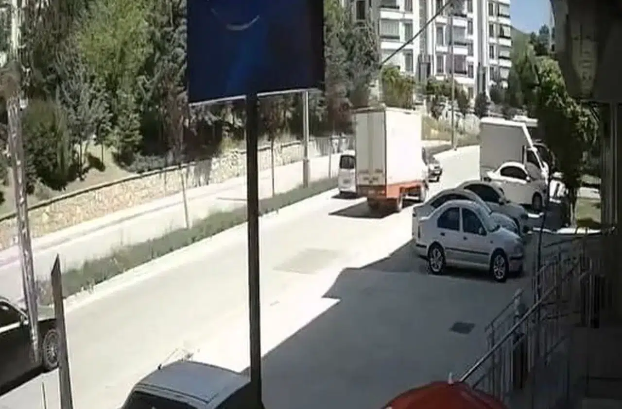 Elazığ’da acianın eşiğinden dönüldü: Karşı şeride geçen otomobil kamyonetle çarpıştı