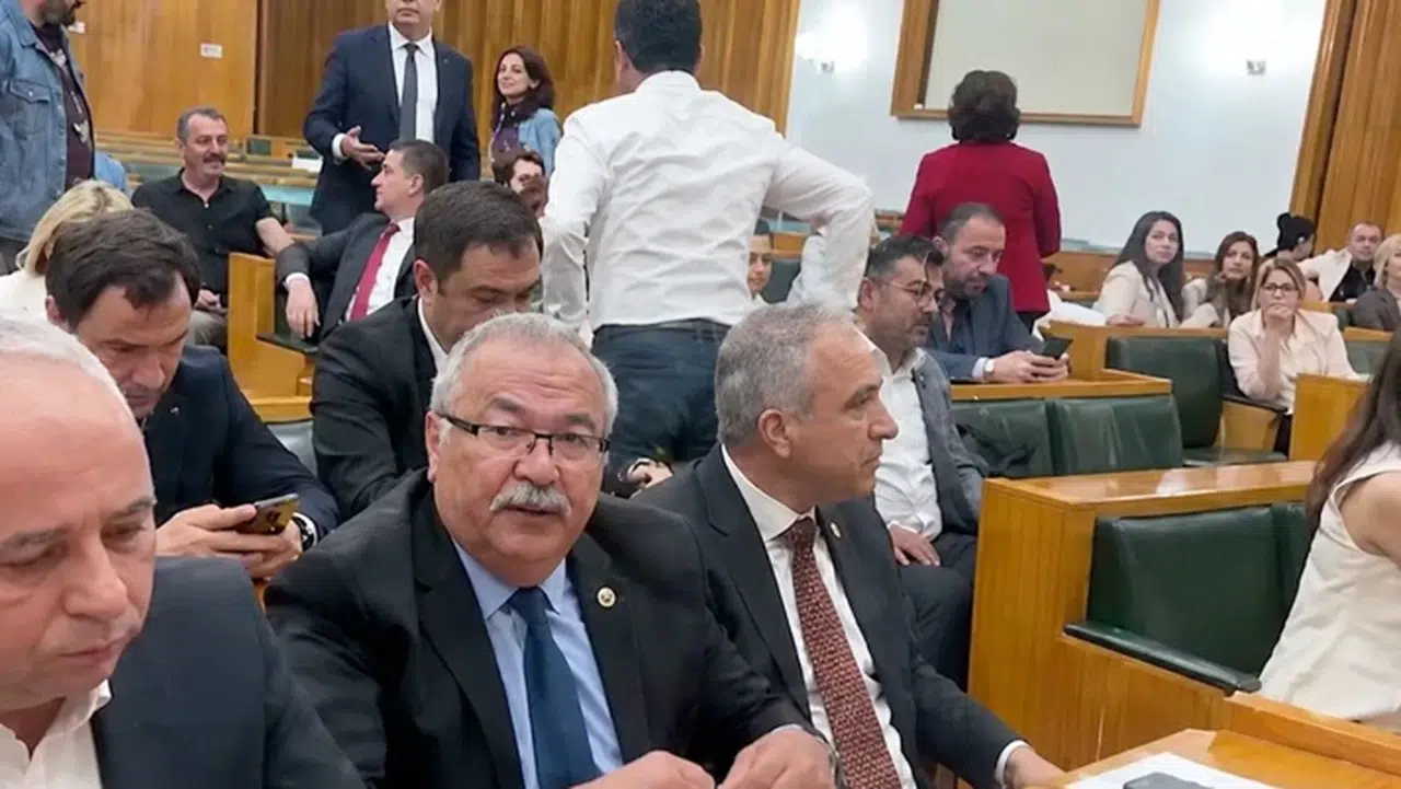 CHP Grup Toplantısı öncesi dikkat çeken hareketlilik: Vekiller saatler öncesinden yer tuttu