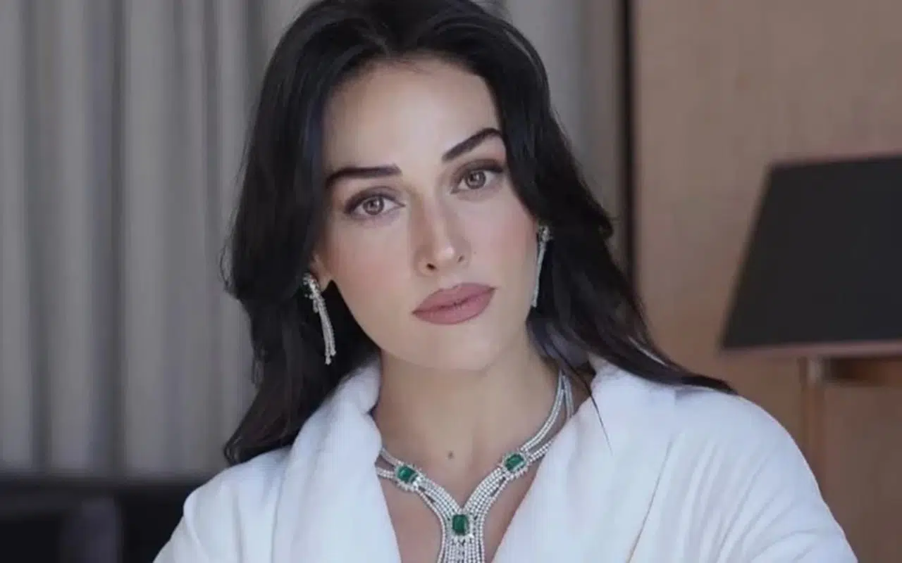 Esra Bilgiç'in mor elbiseli pozları sosyal medyada ilgi odağı oldu