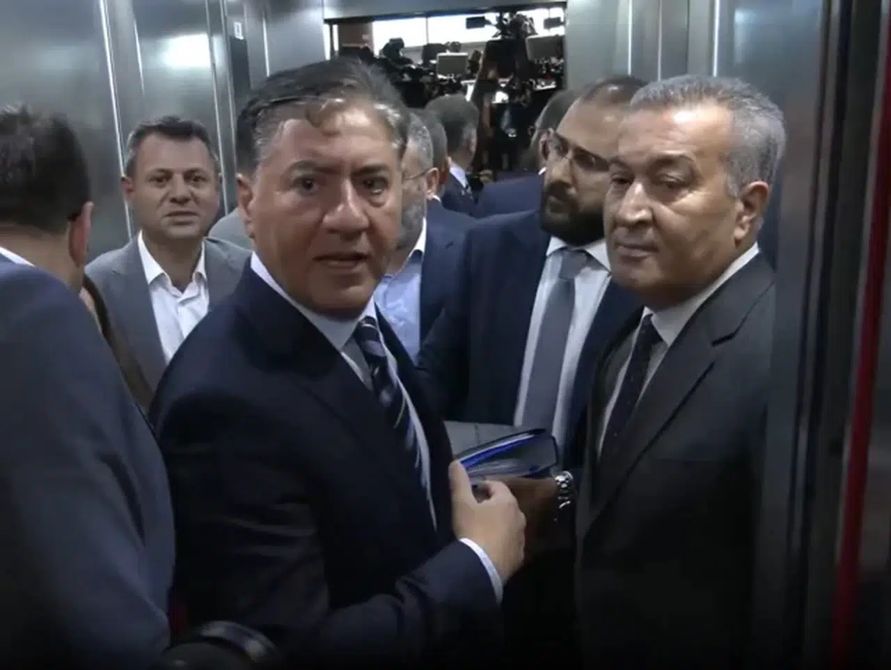 CHP'de olağanüstü kurultay hamlesi! 833 delegenin imzası genel merkeze teslim edildi