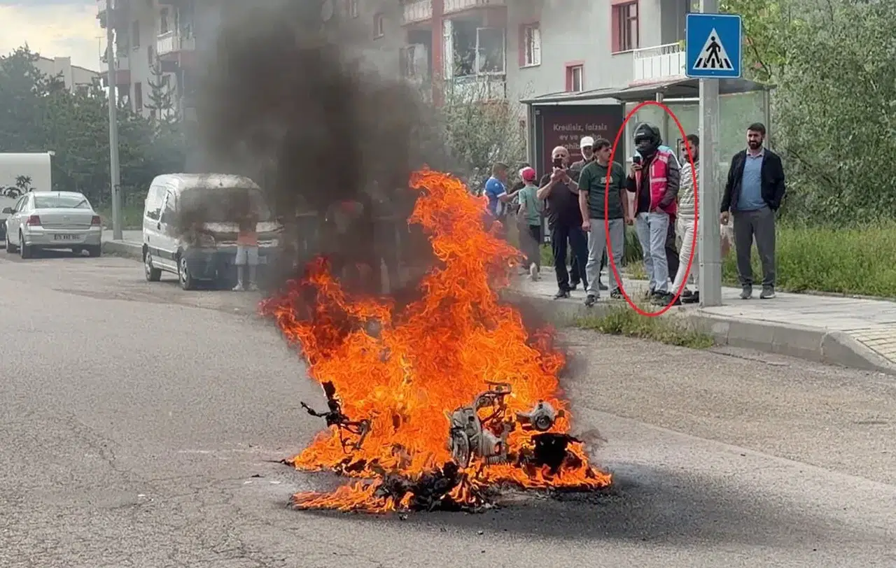 Erzurum’da moto kuryenin motosikleti seyir halindeyken alev aldı