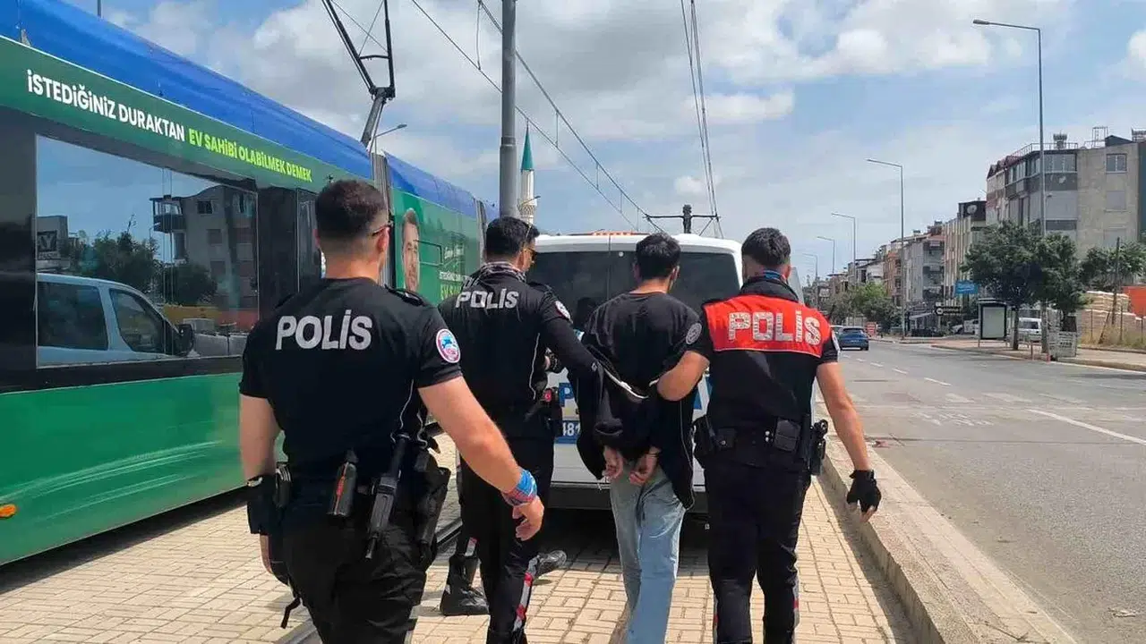 Antalya'da yakalanan şüphelinin 34 dosyadan arandığı belirlendi