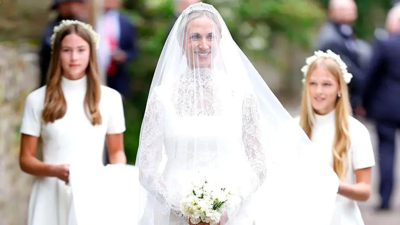 Kraliyet ailesi Cotswolds'daki düğünde bir araya geldi: Phillips ve Sperling evlendi