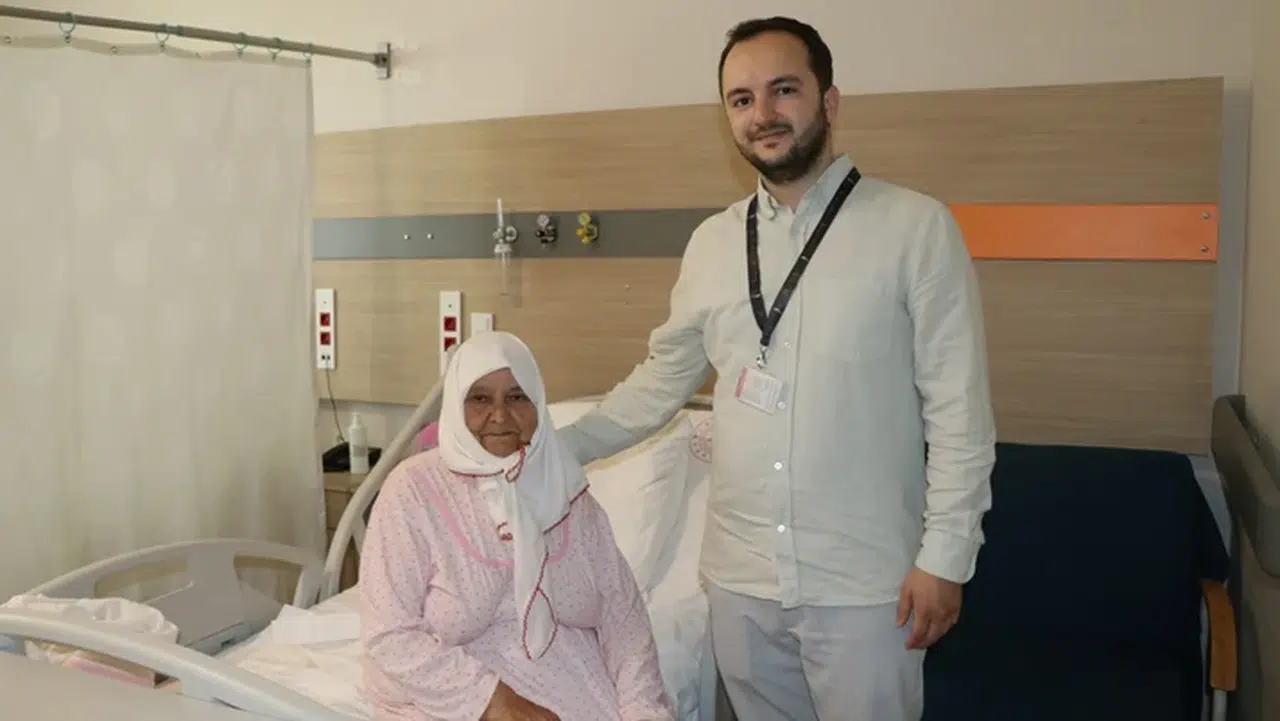 Bir yıldır ağrı çekiyordu: Nimet ninenin safra kesesinden çıkanlar doktorları şaşırttı