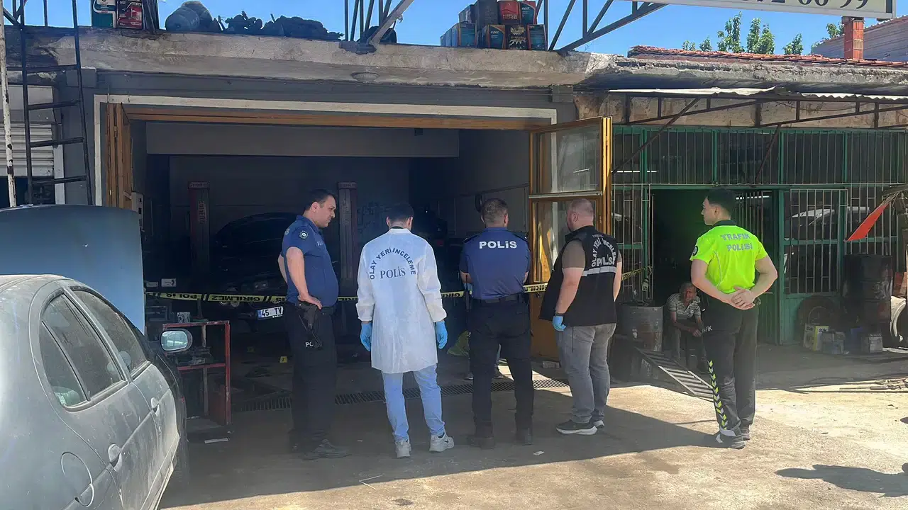 Kütahya'da feci kaza: Otomobilin altında kalan tamirci yaşamını yitirdi