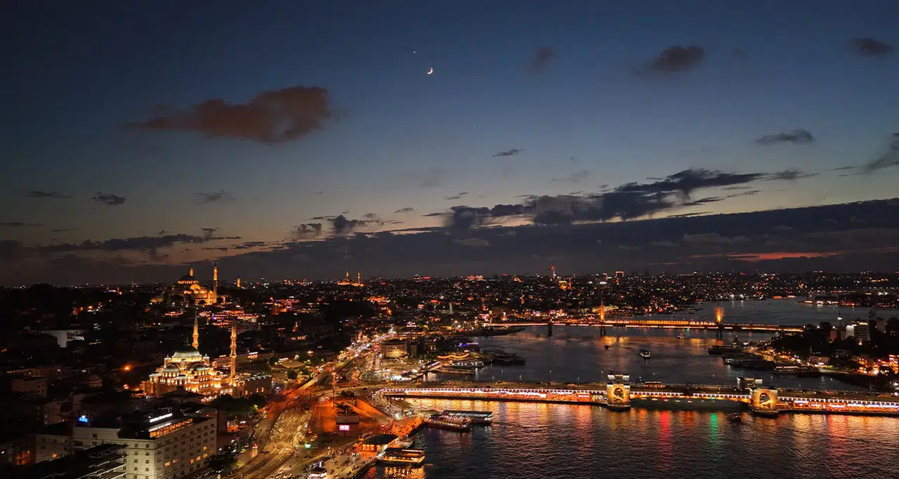 İstanbul semalarında ay yıldız manzarası oluştu
