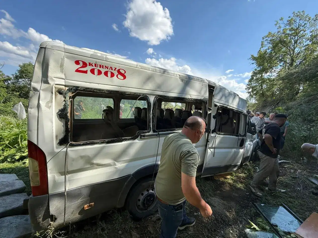 Burdur'da kontrolden çıkan minibüs tarlaya uçtu: 8 kişi yaralandı