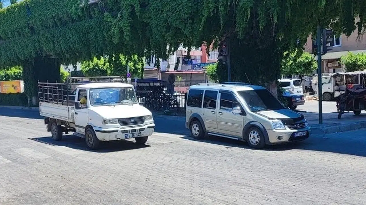 Adana’da kahreden kaza: Kamyonet ve minibüsün çarptığı 4 yaşındaki çocuk yaşamını yitirdi