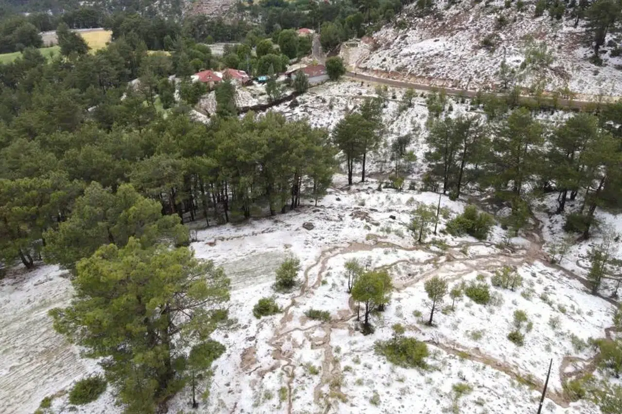 Denizli'de haziran ortasında dolu sürprizi: Tarım alanları zarar gördü