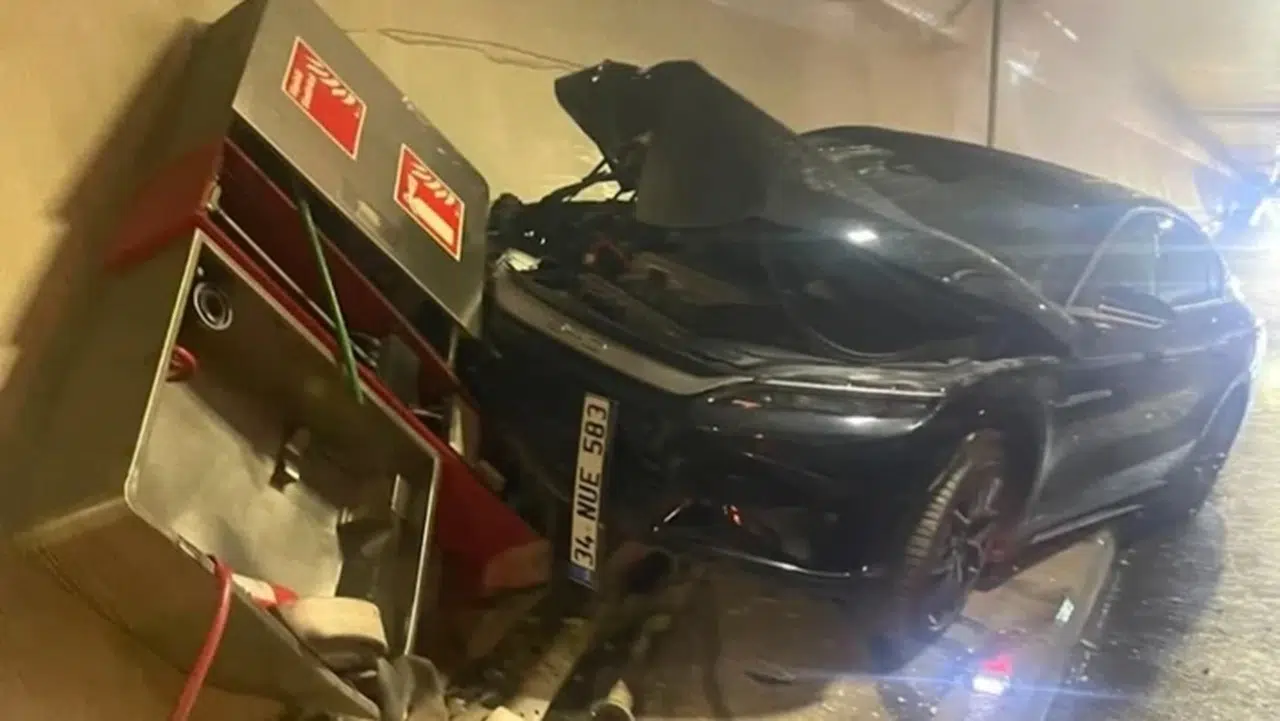 Avrasya Tüneli girişinde korkutan kaza: Trafik tek şeritten sağlandı