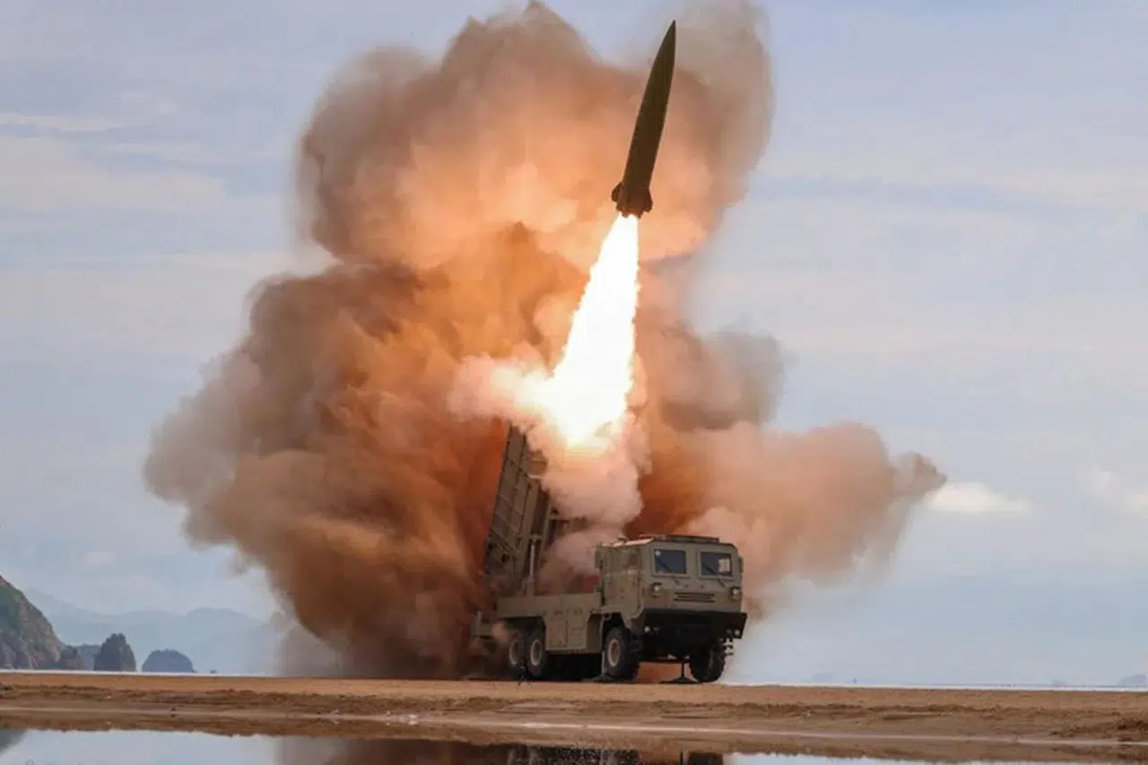 Kim Jong-un yeni nesil silah testlerini sahada denetledi