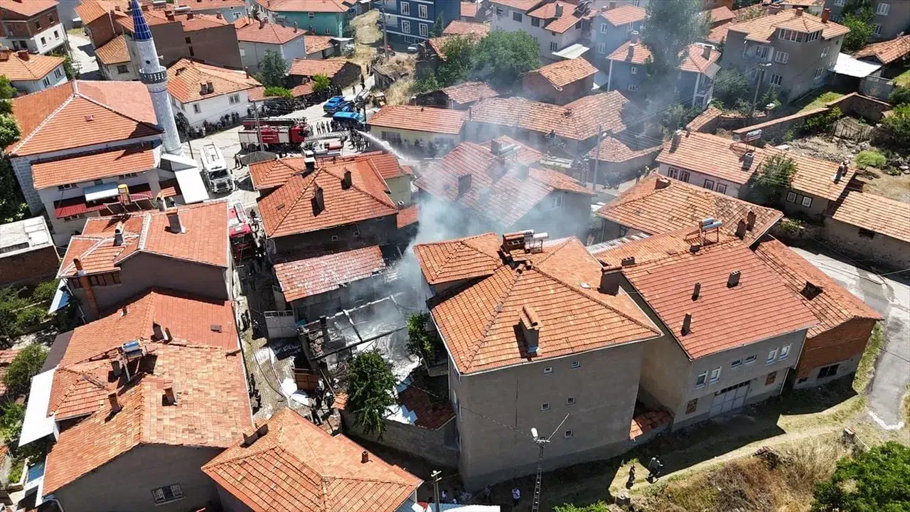 Kütahya'da yangın paniği: 3 ev ve 2 araç zarar gördü
