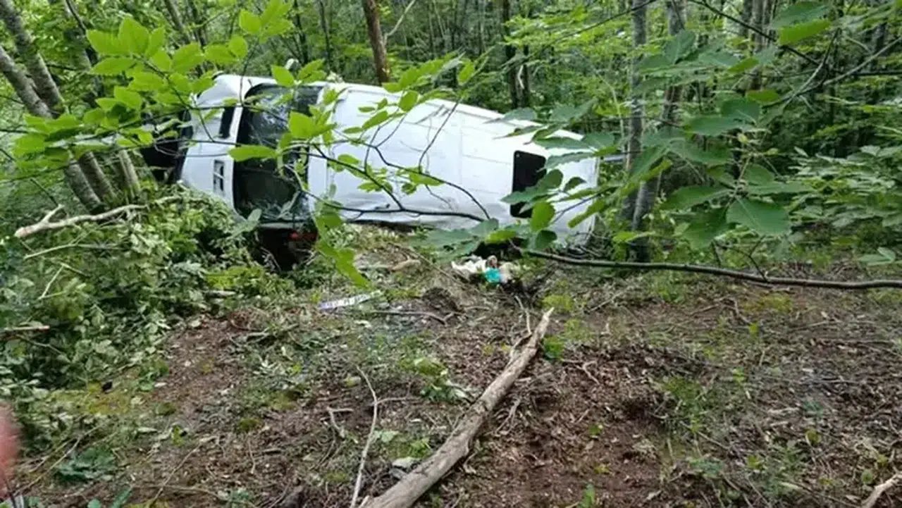 Ordu'da kontrolden çıkan minibüs şarampole devrildi: 11 kişi yaralandı