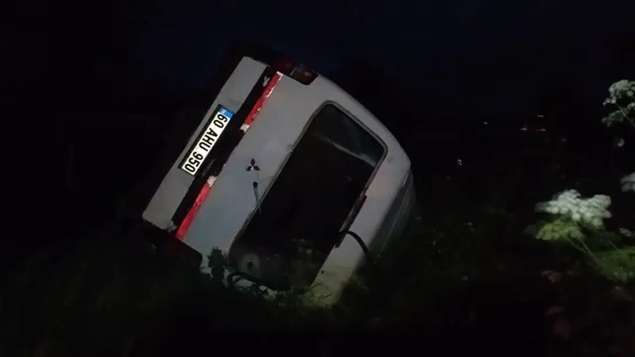 Tokat'ta minibüs takla attı: Sürücü yaralandı