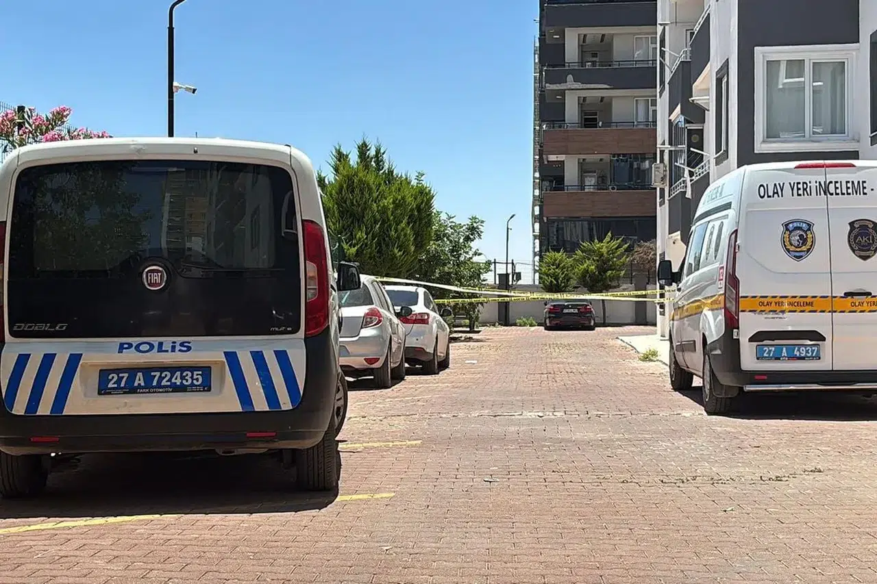 Kucağına aldığı çocuğuyla 8'inci kattan atladı: Anne öldü, çocuk ağır yaralandı