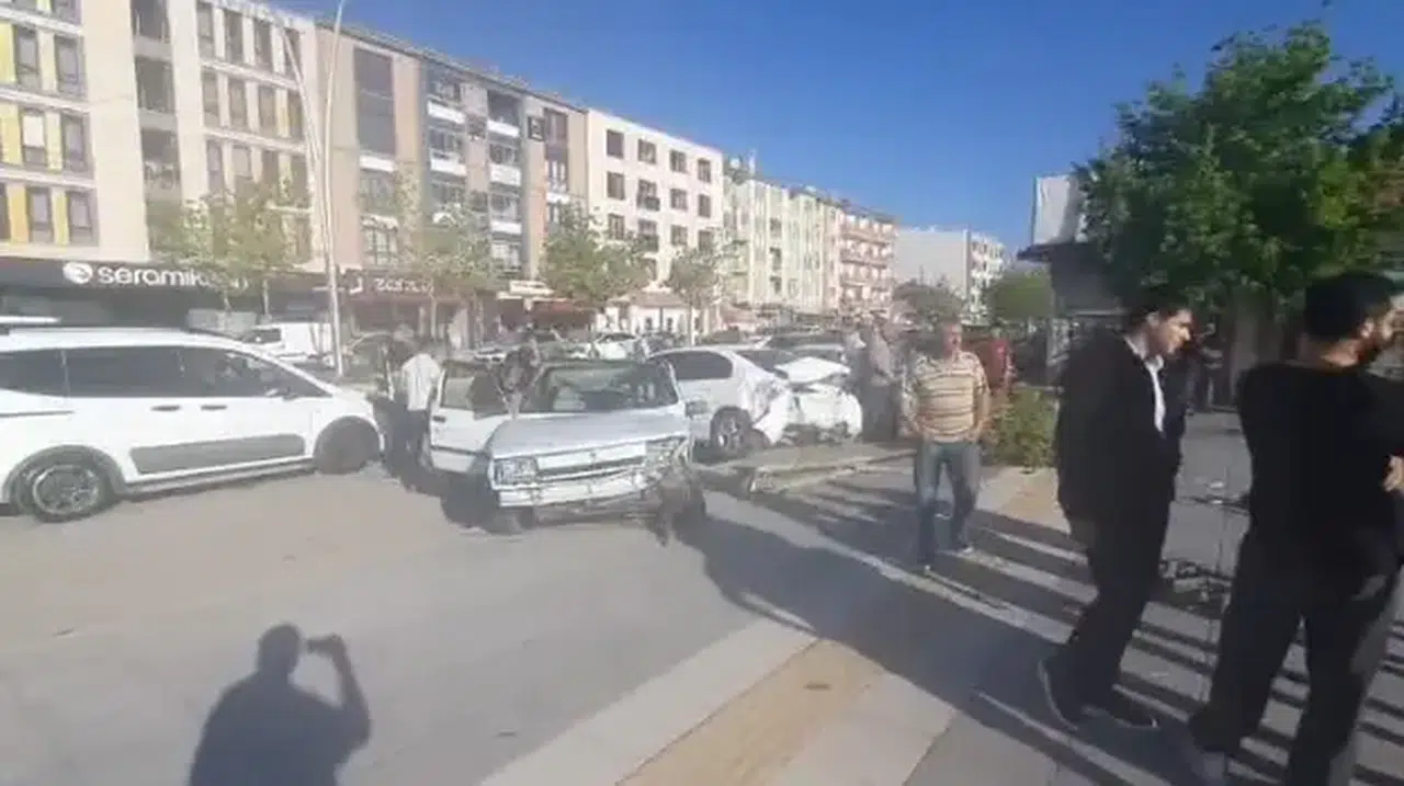 Çorum'da zincirleme trafik kazası: 2 kişi yaralı