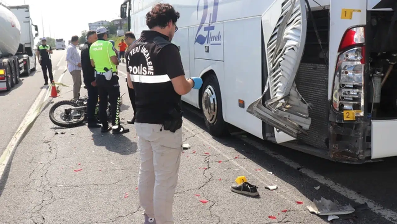 Emniyet şeridindeki otobüse çarpan otomobilde can pazarı yaşandı