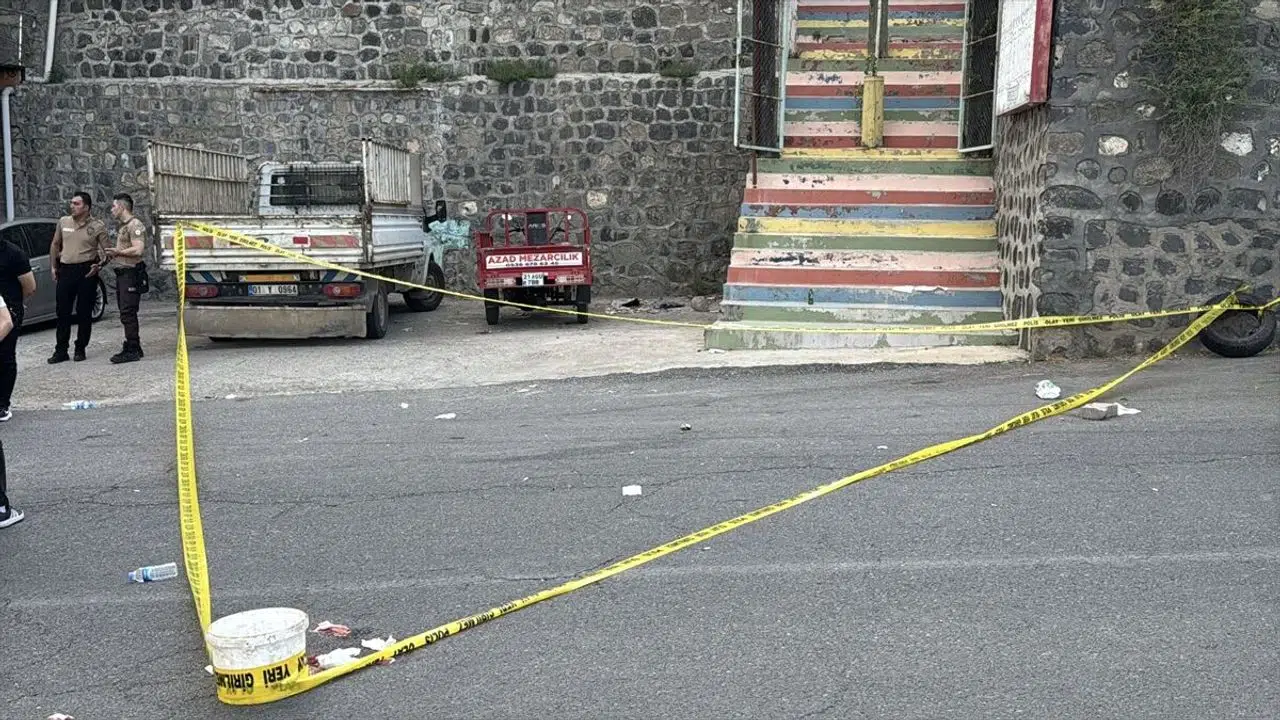 Diyarbakır'da otomobiline silahlı saldırı düzenlenen sürücü yaşamını yitirdi