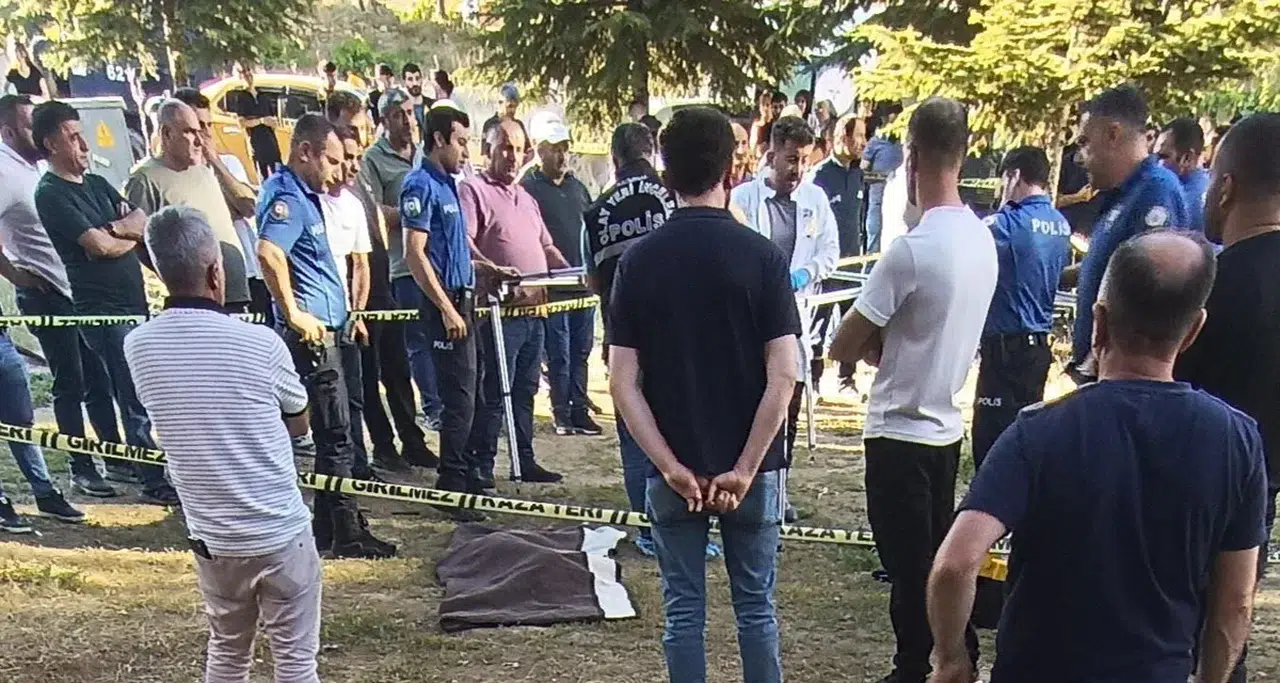 Ambulansın geri manevra yaptığı sırada çarptığı 10 yaşındaki çocuk yaşamını yitirdi