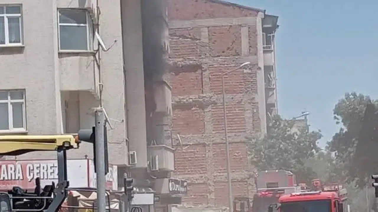 4 katlı binada çıkan ev yangını söndürüldü