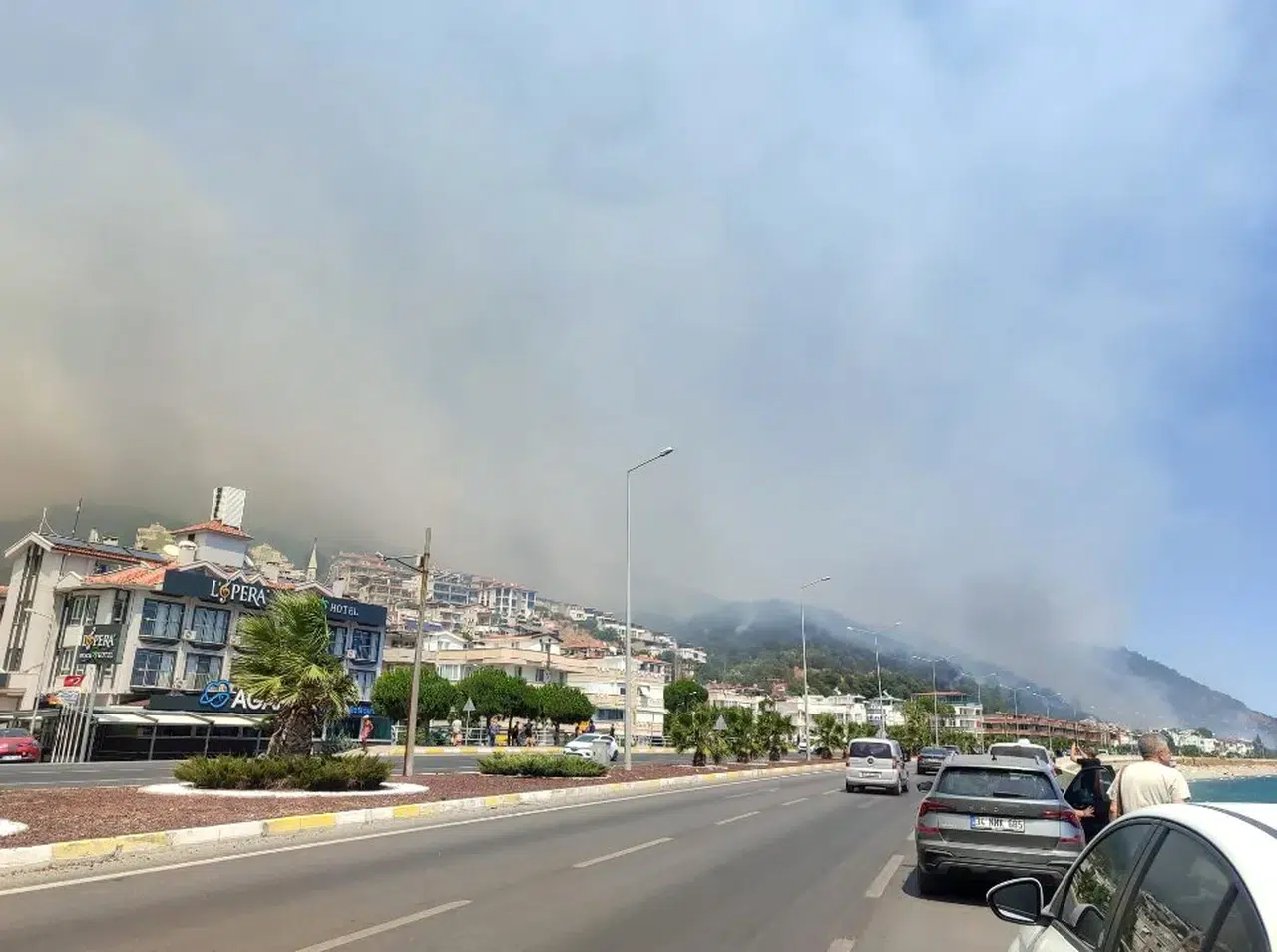 Altınoluk yangını kontrol altına alındı mı, kaç konut tahliye edildi?