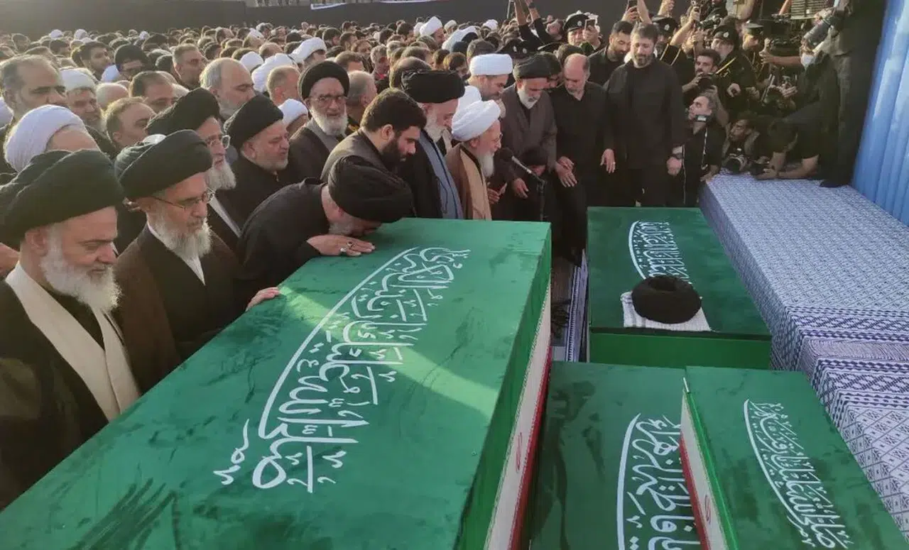 Hamaney'in naaşı Kum'a ulaştı! Halefi Mücteba Hamaney törenlere katılmadı