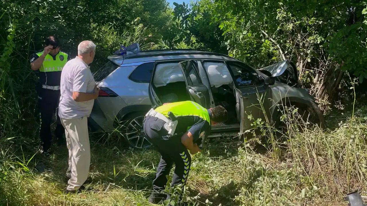 Bursa'da lastiği patlayan cip şarampole yuvarlandı: 3 Yaralı