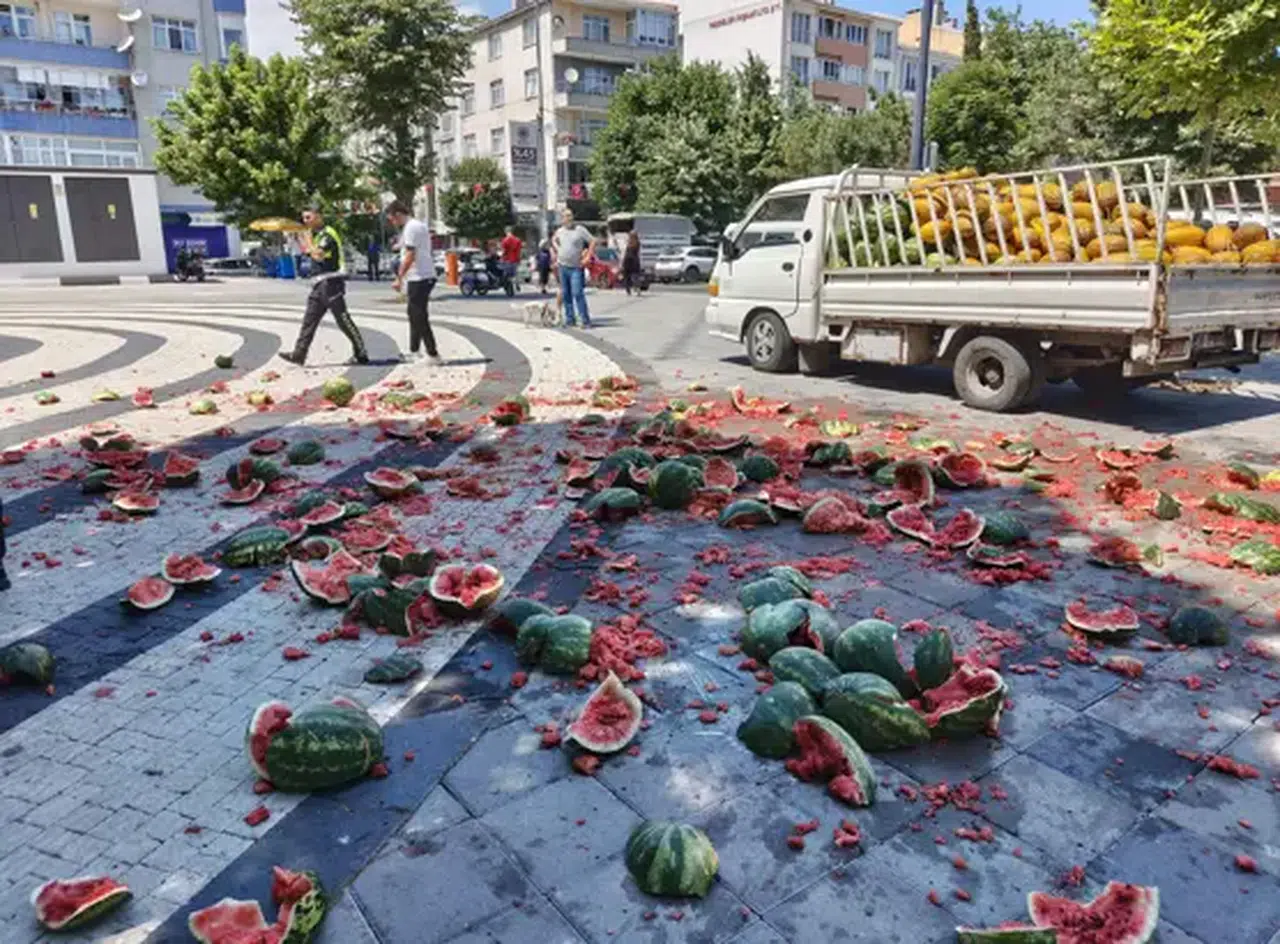 Satış izni verilmediğini iddia eden satıcı karpuzları yere atarak parçaladı