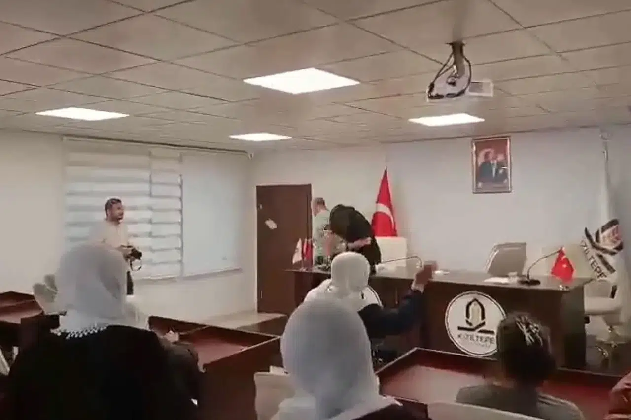 Kızıltepe Belediye Meclisi'nde yumurtalı protesto! Gerilim oturuma damga vurdu
