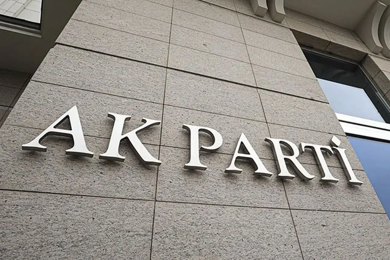 AK Parti'de peş peşe üç istifa! İl başkanları ve belediye başkanı görevden ayrıldı