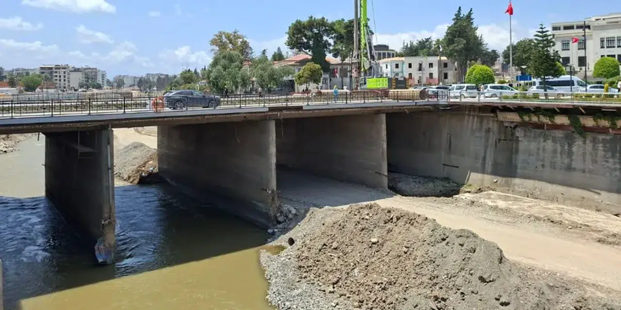 Antakya'da 54 yıllık Ata Köprüsü'nün yıkımına başlandı