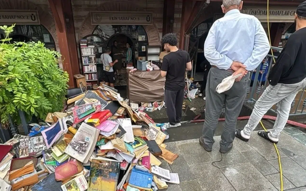 İstanbul'da sağanak nedeniyle Üsküdar Sahaflar Çarşısı'nı su bastı