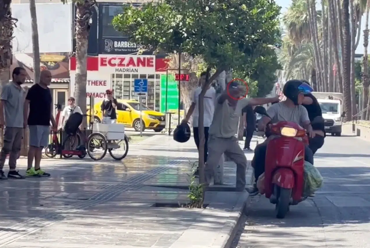 Antalya'da tarihi Hadrian Kapısı önünde bıçaklı kavga: 2 kişi gözaltına alındı