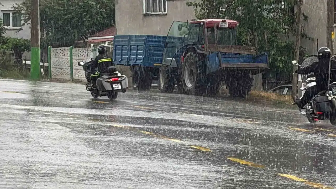 Kırklareli ve Edirne'de sağanak yağış sokaklarda su birikintileri oluşturdu