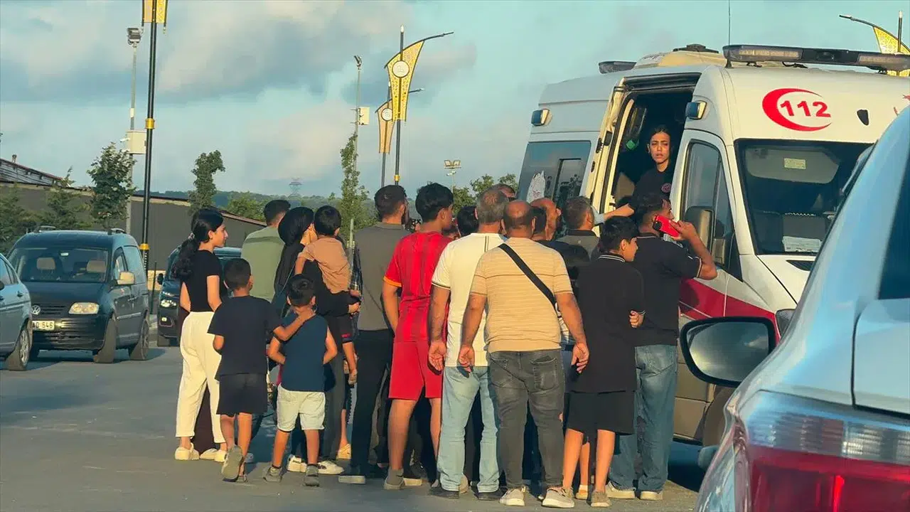 Arnavutköy'de otomobil gecekonduya çarptı: 5 kişi yaralandı