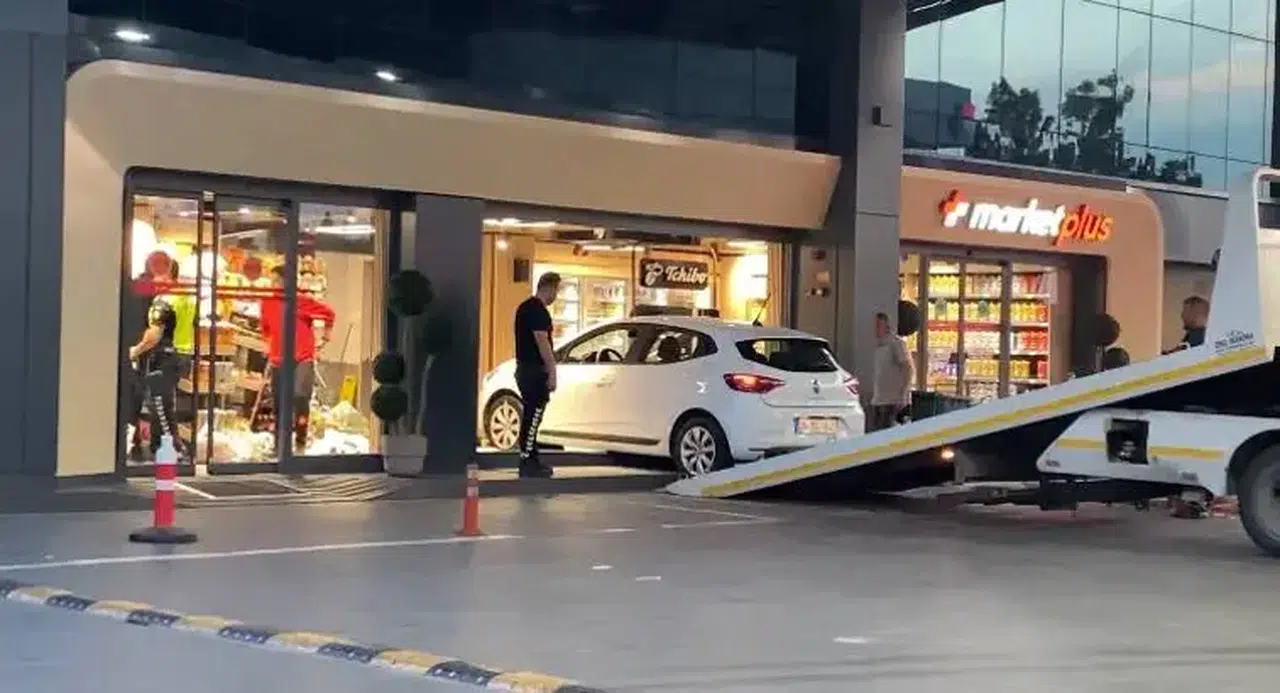 Bağcılar'da otomobil, akaryakıt istasyonu marketine girdi: 1 kişi yaralandı