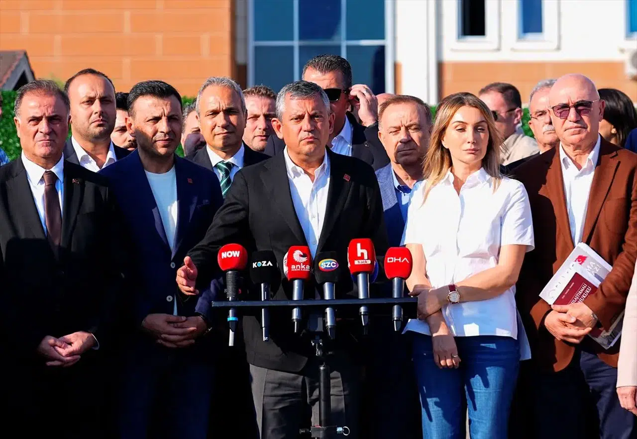 Özgür Özel'den İmamoğlu davası sonrası açıklama: "Kararlılıkla buradayız"