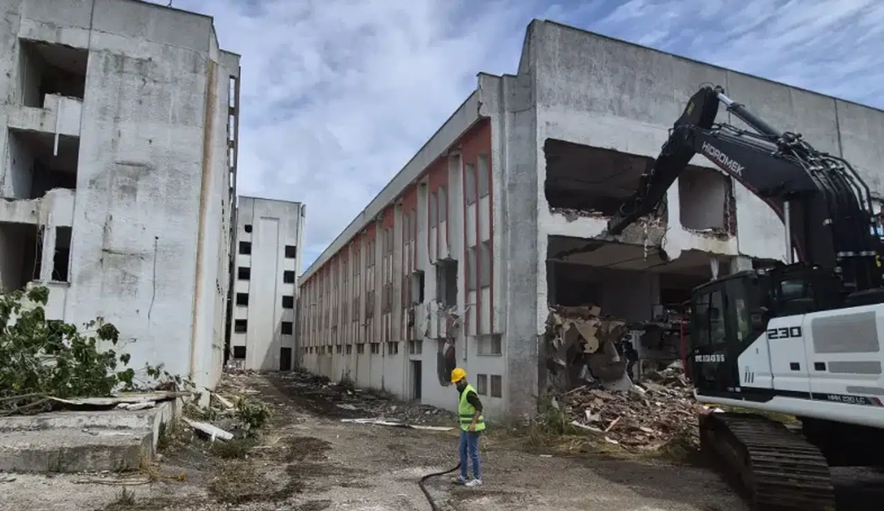 Sinop'ta eski SSK Hastanesi yıkılıyor: Çalışmalar başladı