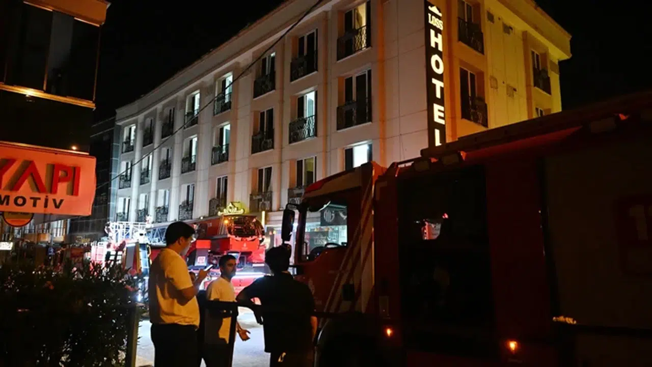 Esenyurt'ta otelde korkutan yangın! Merdivenle tahliye edildiler
