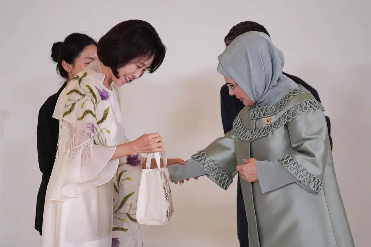 Güney Kore First Lady'sinden Emine Erdoğan'a anlamlı jest