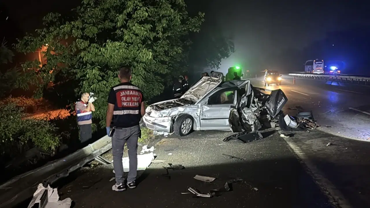 Anadolu Otoyolu'nda tır arızalanan otomobile çarptı: 7 yaşındaki çocuk öldü