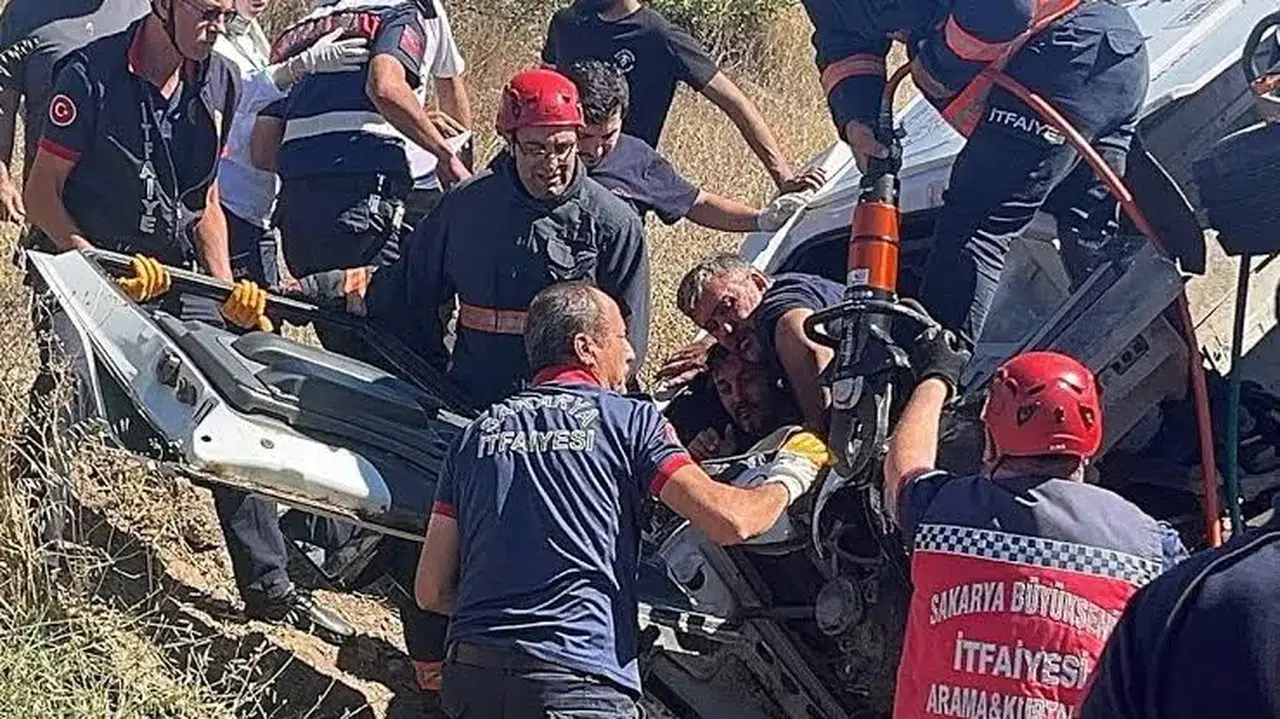 Freni Boşalan Şeftali Yüklü kamyon otomobilin üzerine devrildi: 6 kişi yaralı
