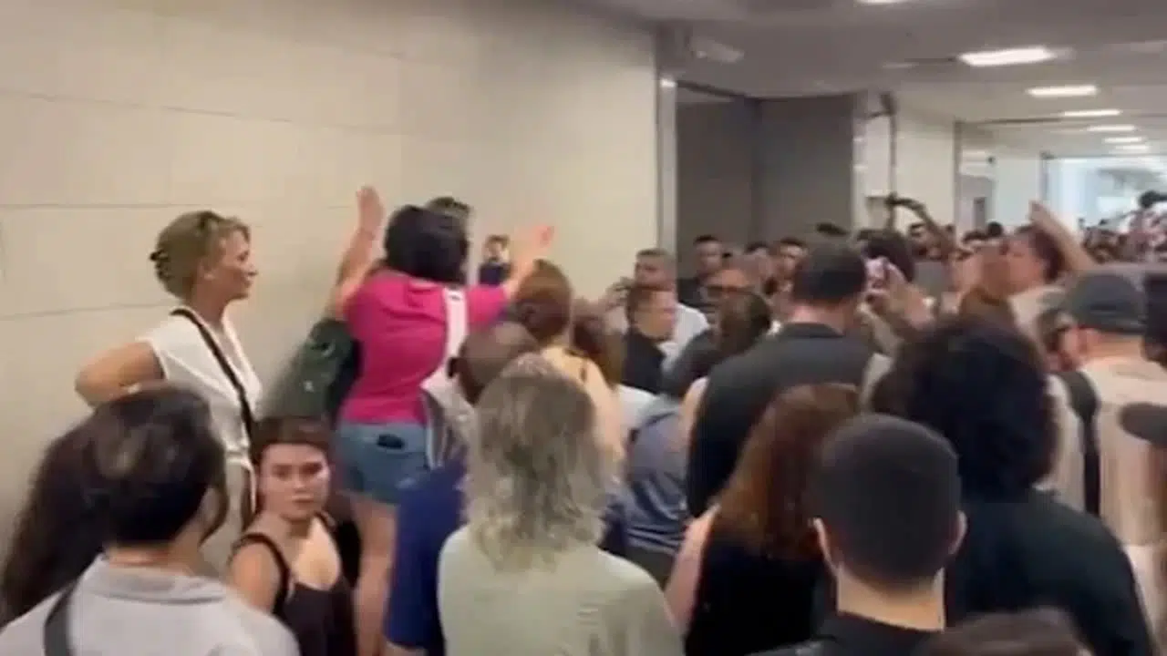 Kılıçdaroğlu'na adliyede protesto: Deniz Göktaş'a destek ziyareti sırasında gerginlik