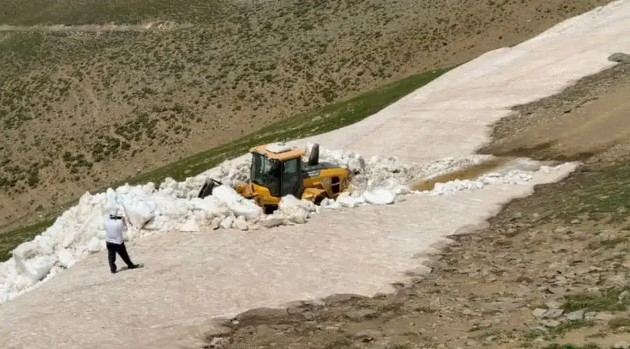 Bitlis'te Temmuz ayında kar mücadelesi sürüyor